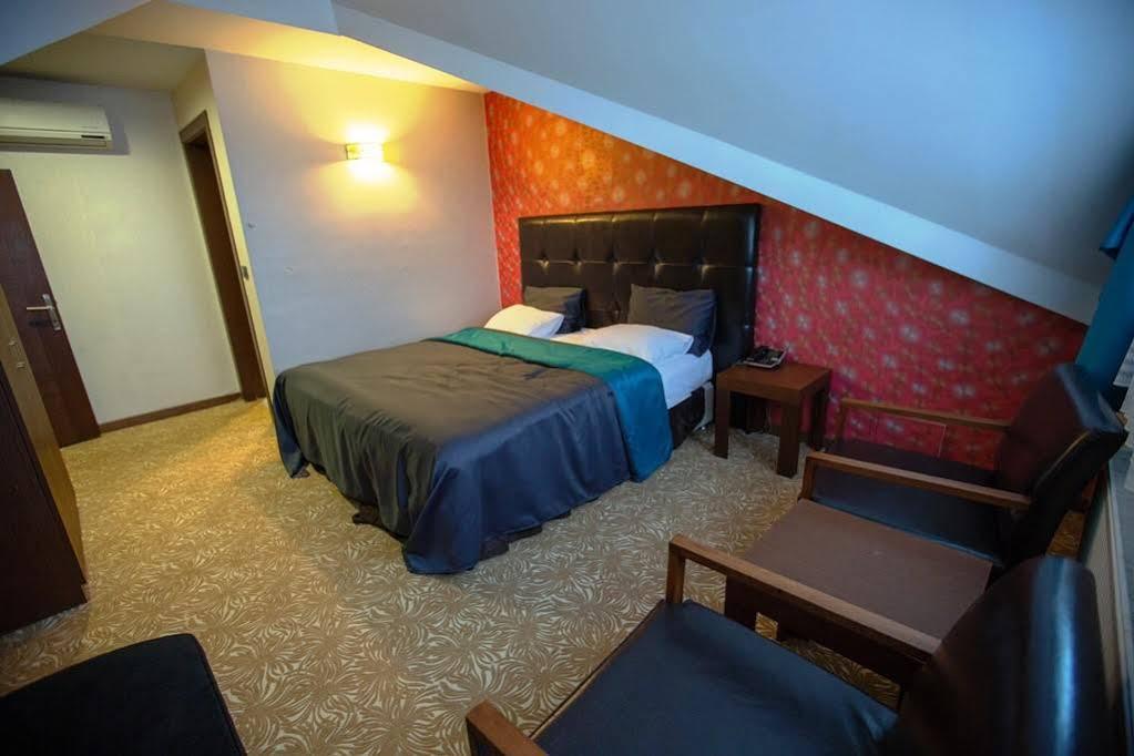Highway Otel Elmalık Екстериор снимка