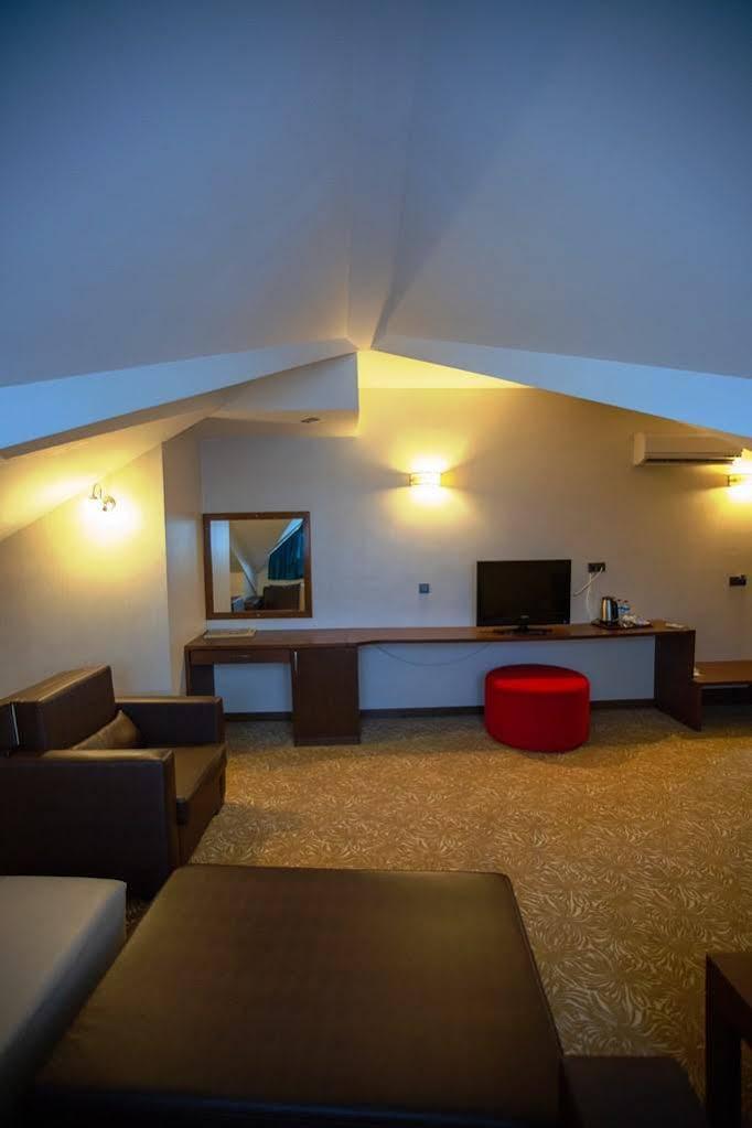 Highway Otel Elmalık Екстериор снимка
