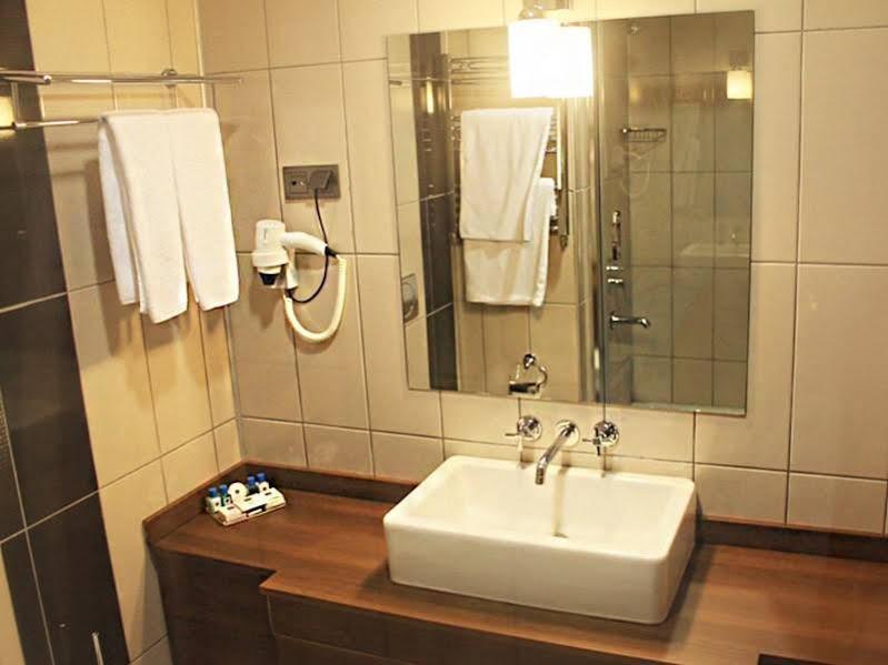 Highway Otel Elmalık Екстериор снимка