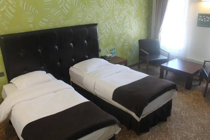 Highway Otel Elmalık Екстериор снимка