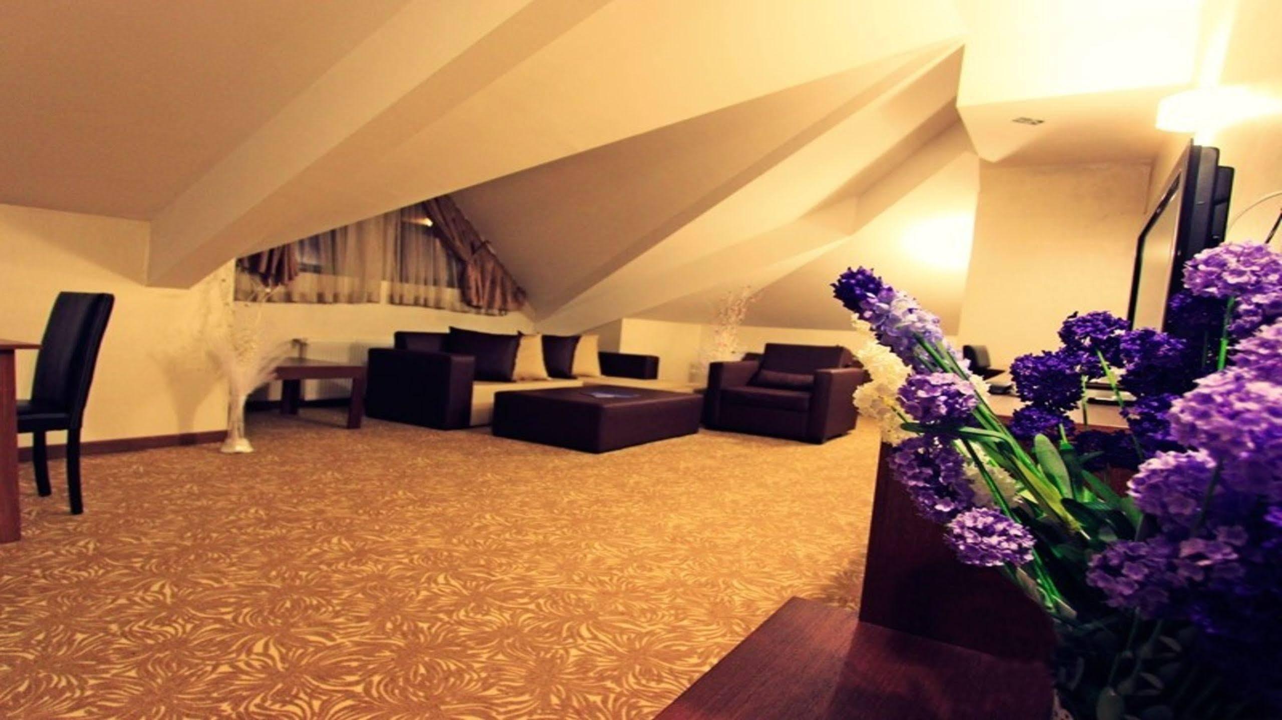 Highway Otel Elmalık Екстериор снимка